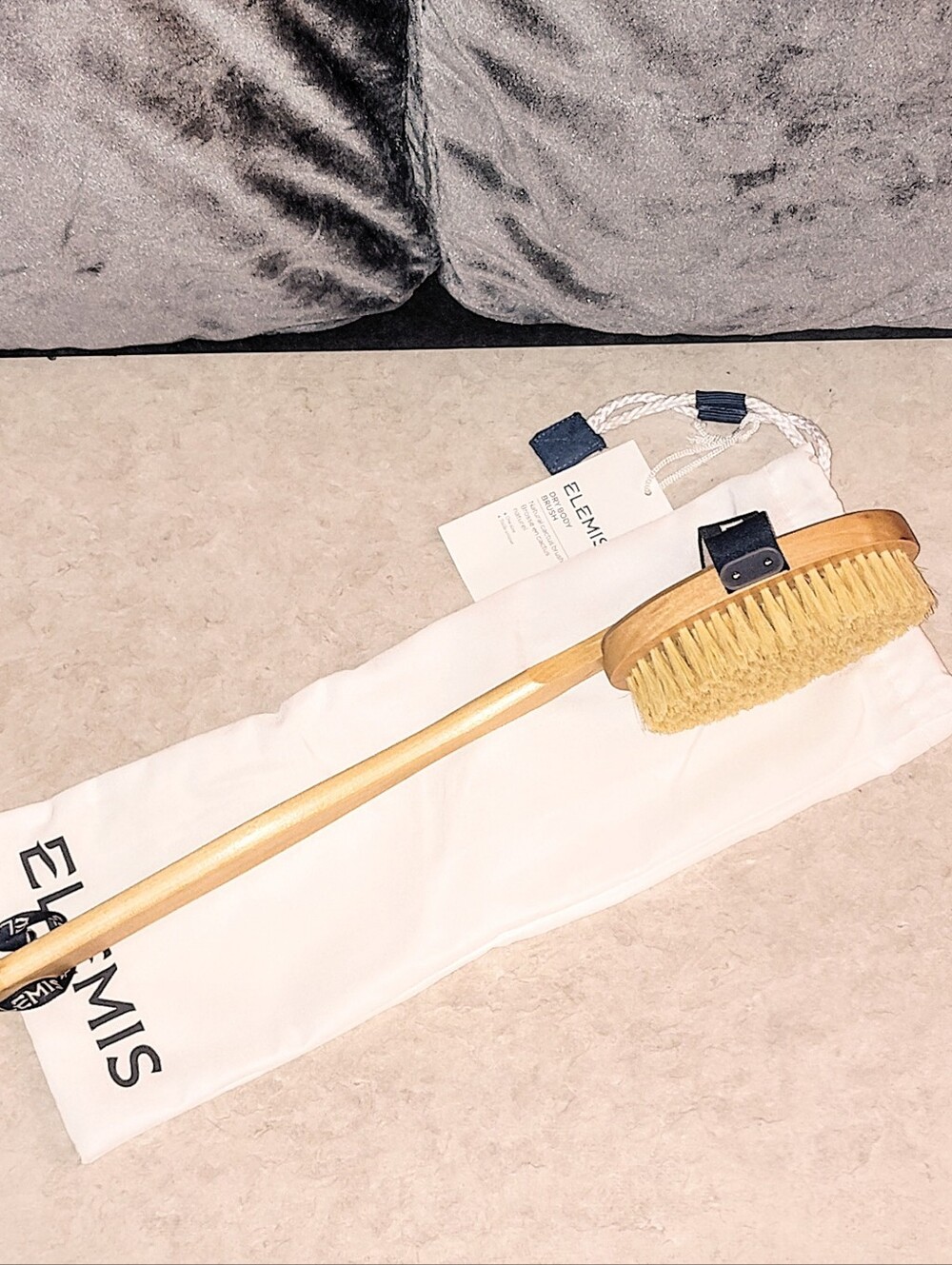 NWT ELEMIS BODY DETOX LONG HANDLE EXFOLIATING DRY BODY BRUSH WITH STORAGE BAG.